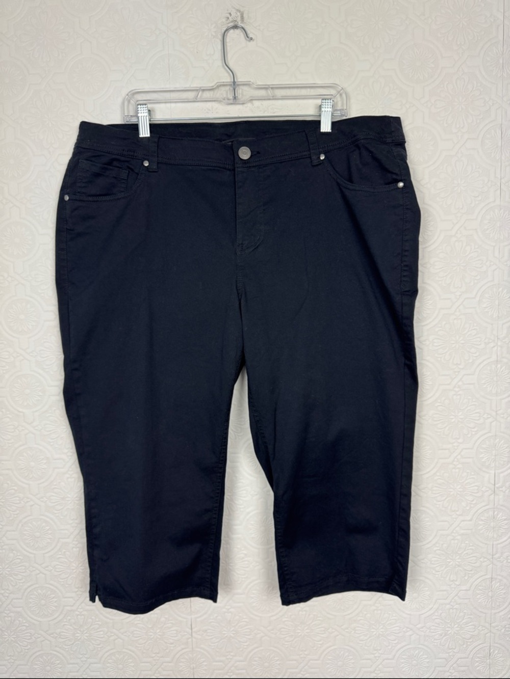 NWT Lane Bryant Black Capri Pants Women’s Size 20 Stretch Mid Rise Cropped